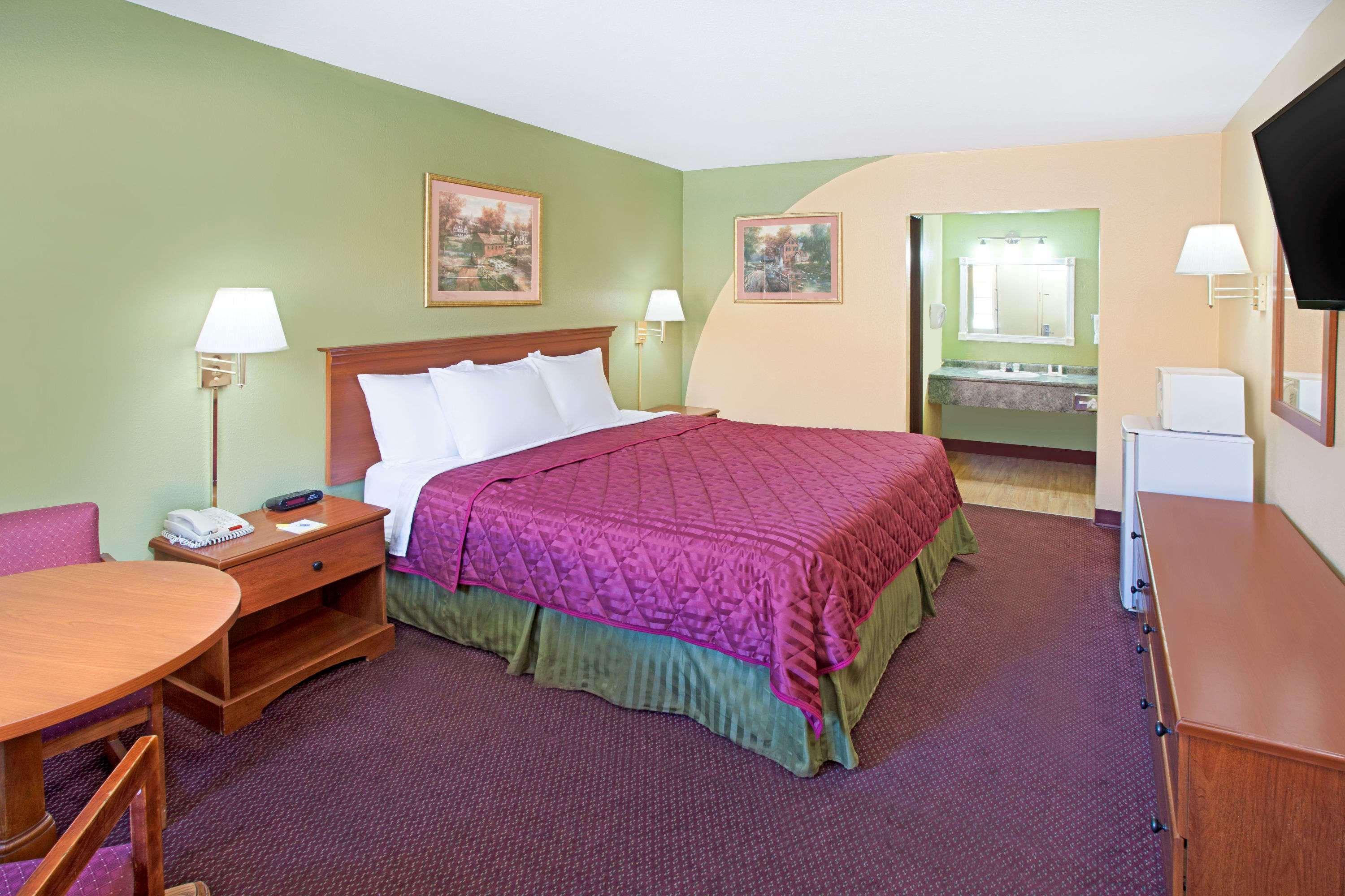 Days Inn & Suites By Wyndham Terre Haute Kültér fotó