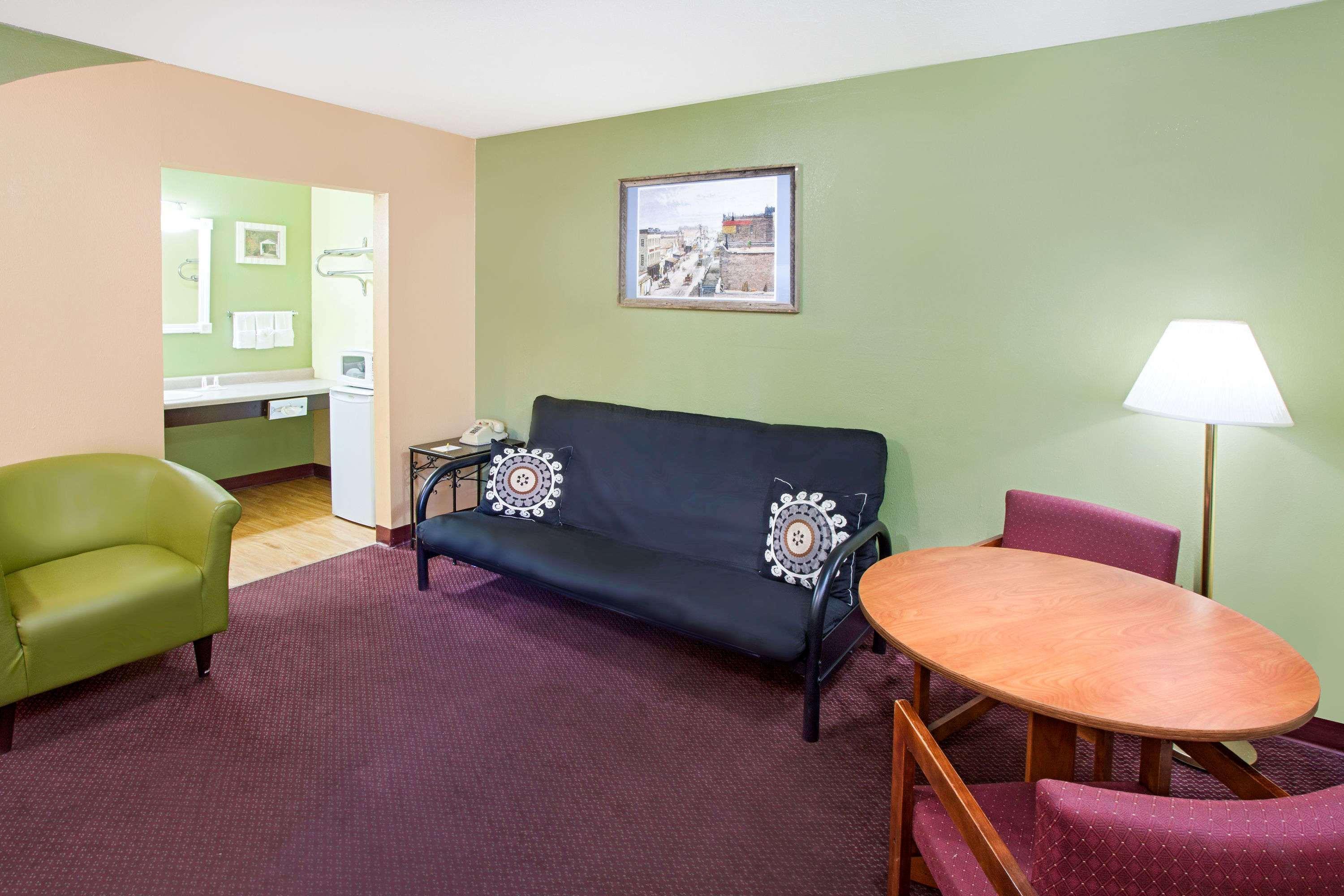 Days Inn & Suites By Wyndham Terre Haute Kültér fotó