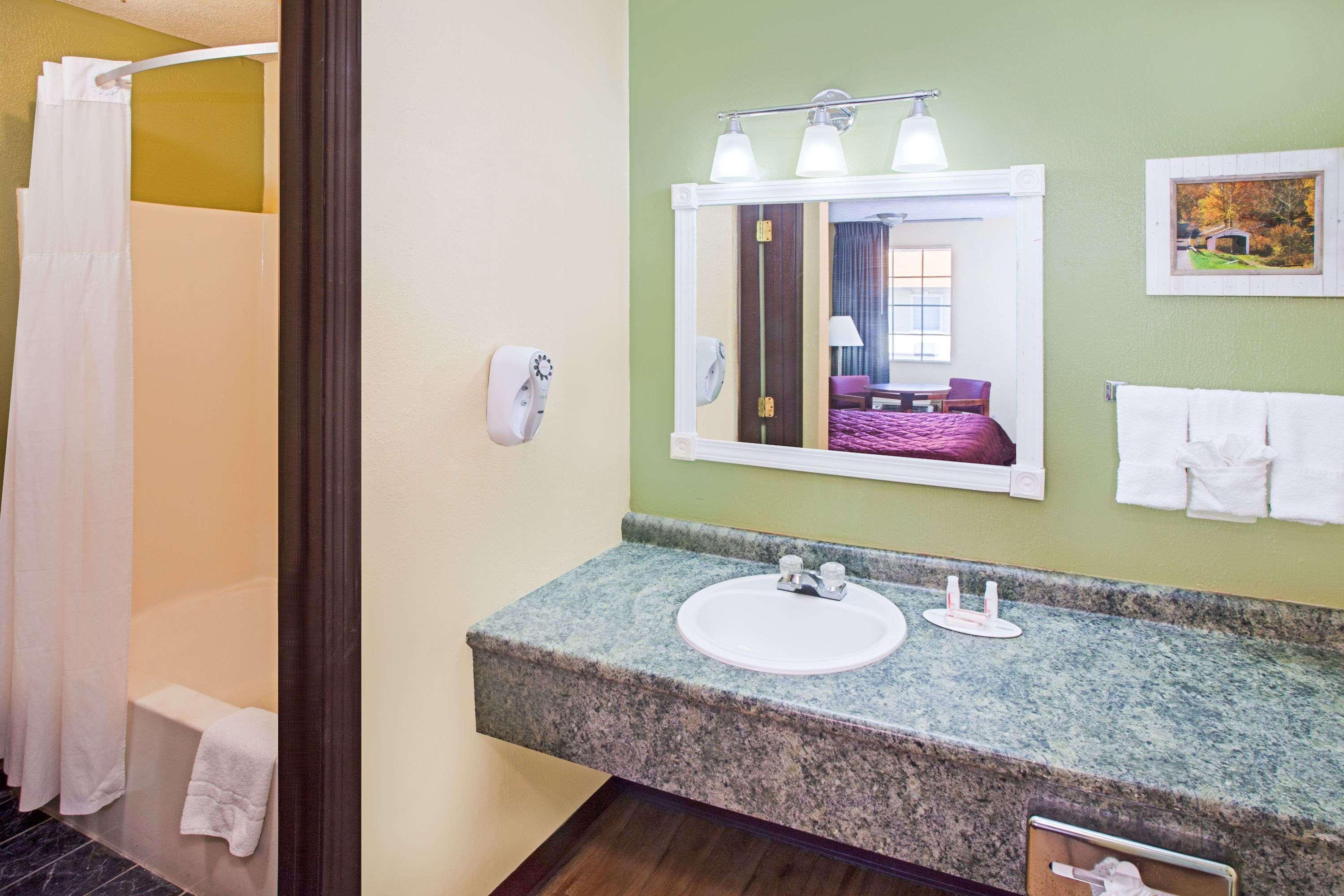 Days Inn & Suites By Wyndham Terre Haute Kültér fotó