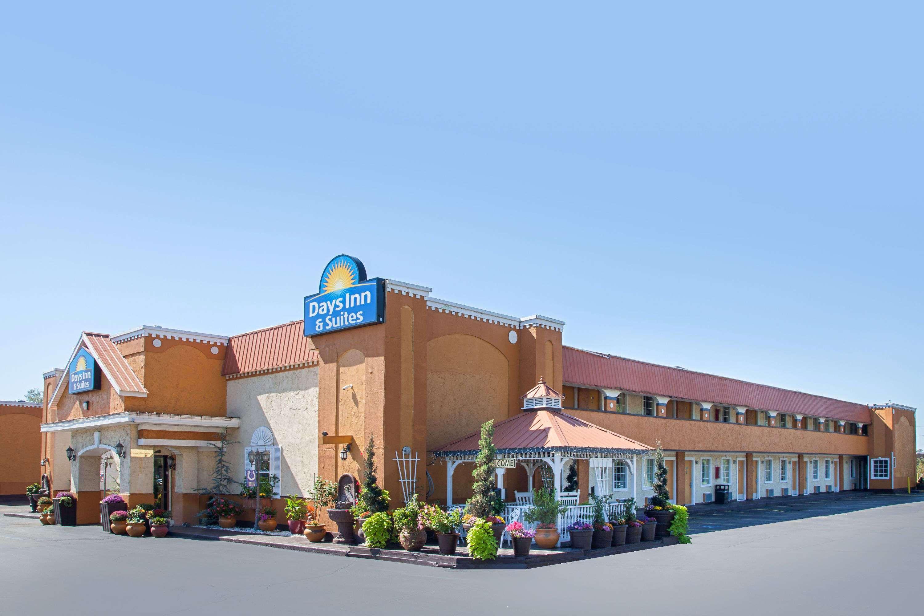 Days Inn & Suites By Wyndham Terre Haute Kültér fotó